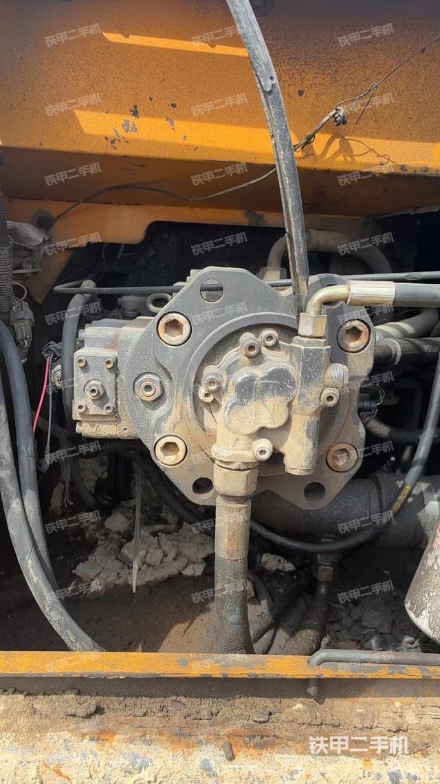 液压泵舱室正面整体（整机外观）