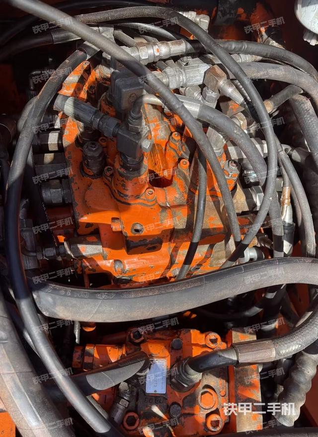 回转马达和主控阀（整机外观）