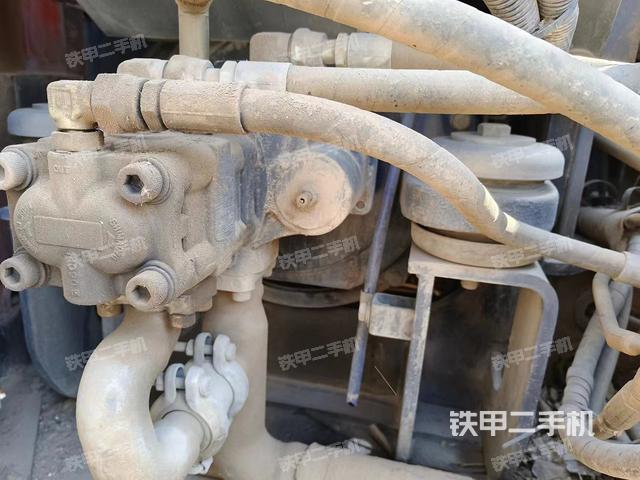 液压泵舱室正面整体（整机外观）