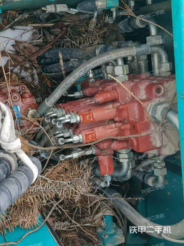 回转马达和主控阀（整机外观）