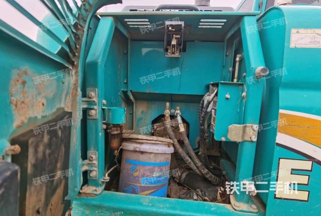 液压泵舱室正面整体（整机外观）