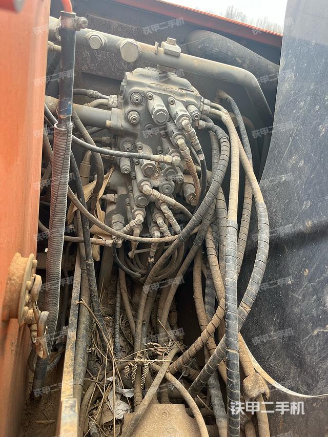 回转马达和主控阀（整机外观）