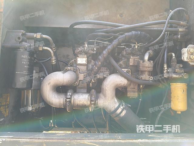 液压泵舱室正面整体（整机外观）