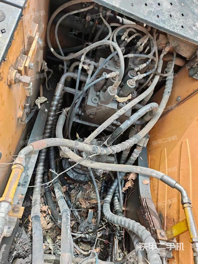 回转马达和主控阀（整机外观）