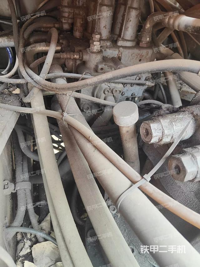 回转马达和主控阀（整机外观）