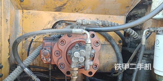 液压泵舱室正面整体（整机外观）