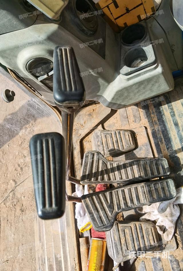 行走控制手柄和踏板?俯拍（駕駛室部分）