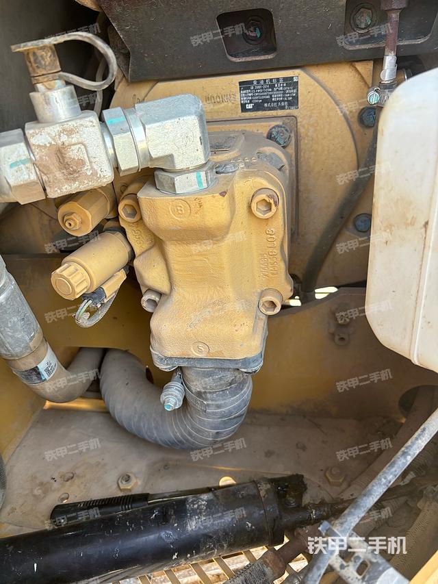 液压泵舱室正面整体（整机外观）