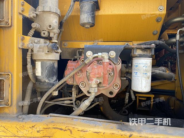 液压泵舱室正面整体（整机外观）