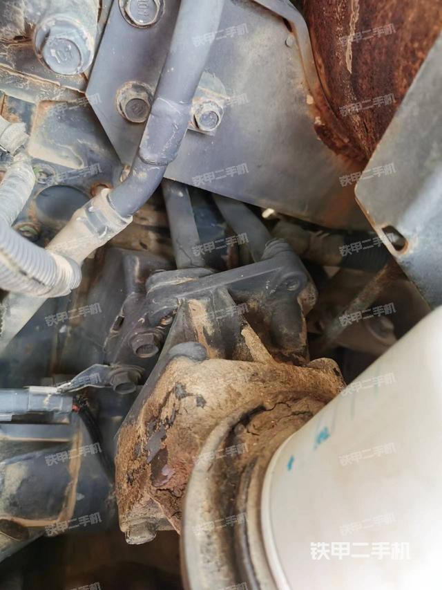 液压泵舱室正面整体（整机外观）