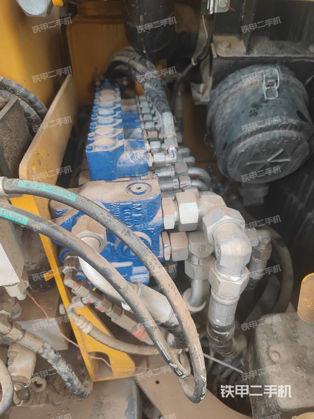 回转马达和主控阀（整机外观）