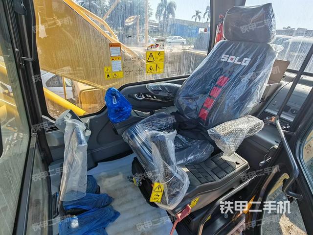 液压泵舱室正面整体（整机外观）