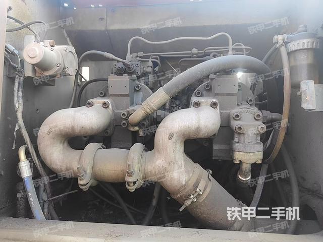 液压泵舱室正面整体（整机外观）