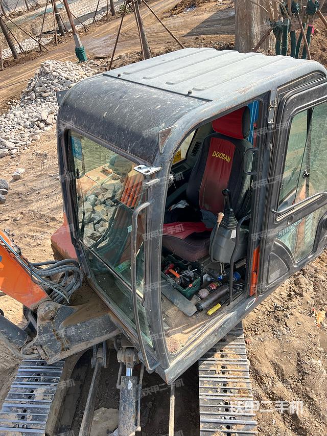 驾驶室顶部（整机外观）