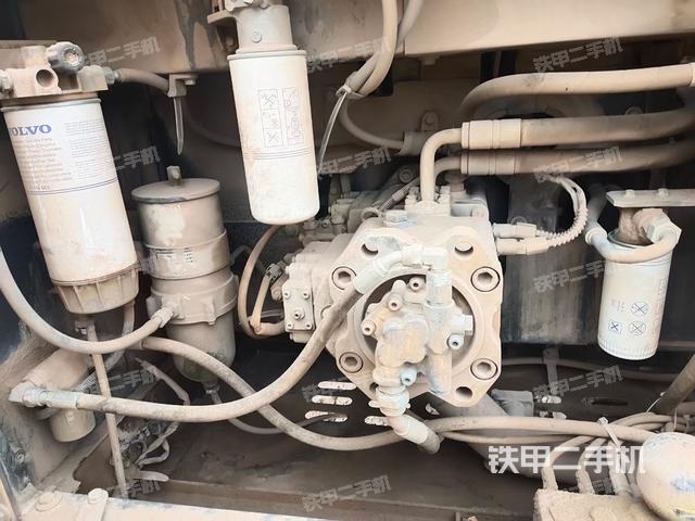 液压泵舱室正面整体（整机外观）