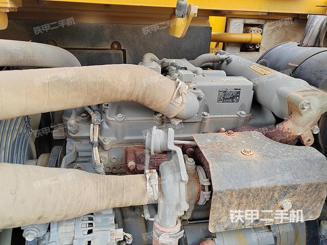 液压泵舱室正面整体（整机外观）