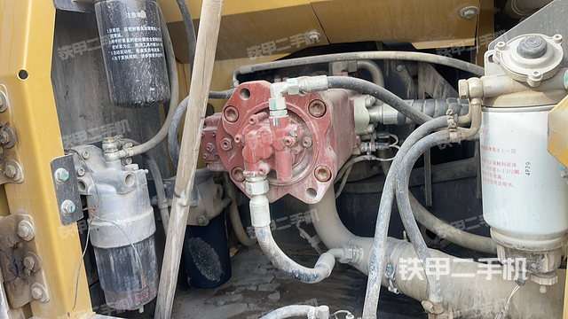 液压泵舱室正面整体（整机外观）