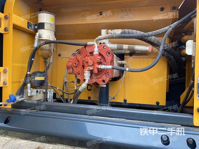 液压泵舱室正面整体（整机外观）