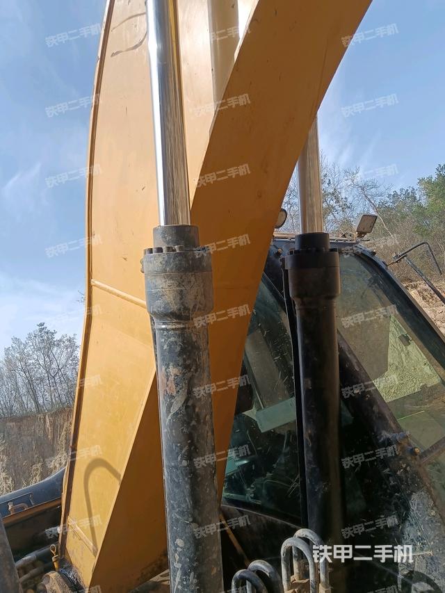 大臂油缸整体 竖拍（工作和回转装置）