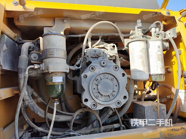 液压泵舱室正面整体（整机外观）