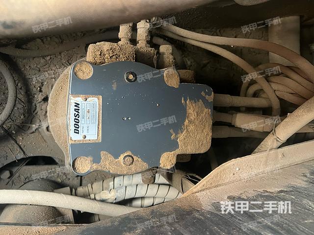 液压泵舱室正面整体（整机外观）