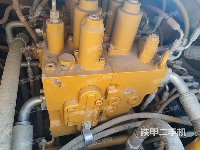 回转马达和主控阀（整机外观）