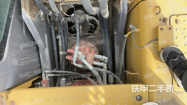 回转马达和主控阀（整机外观）