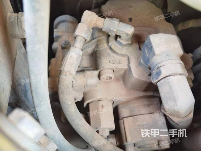 液压泵舱室正面整体（整机外观）