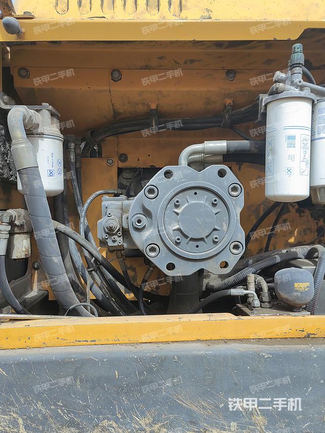 液压泵舱室正面整体（整机外观）