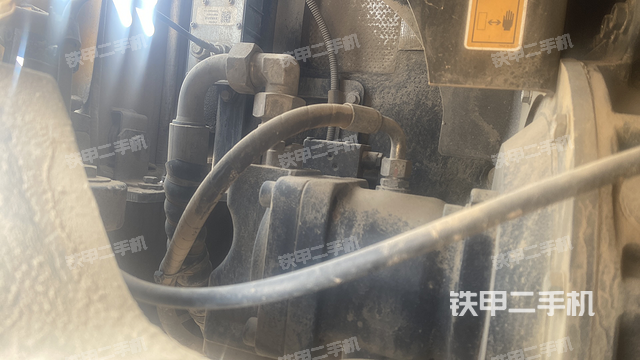 液压泵舱室正面整体（整机外观）