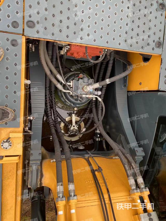 回转马达和主控阀（整机外观）