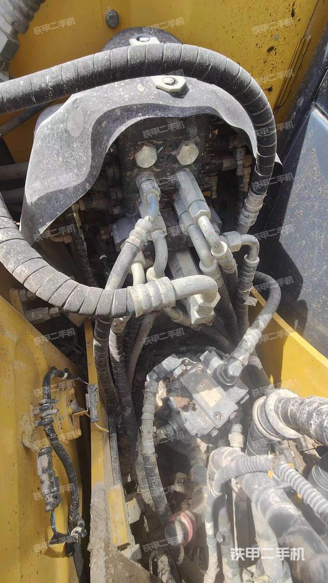 回转马达和主控阀（整机外观）