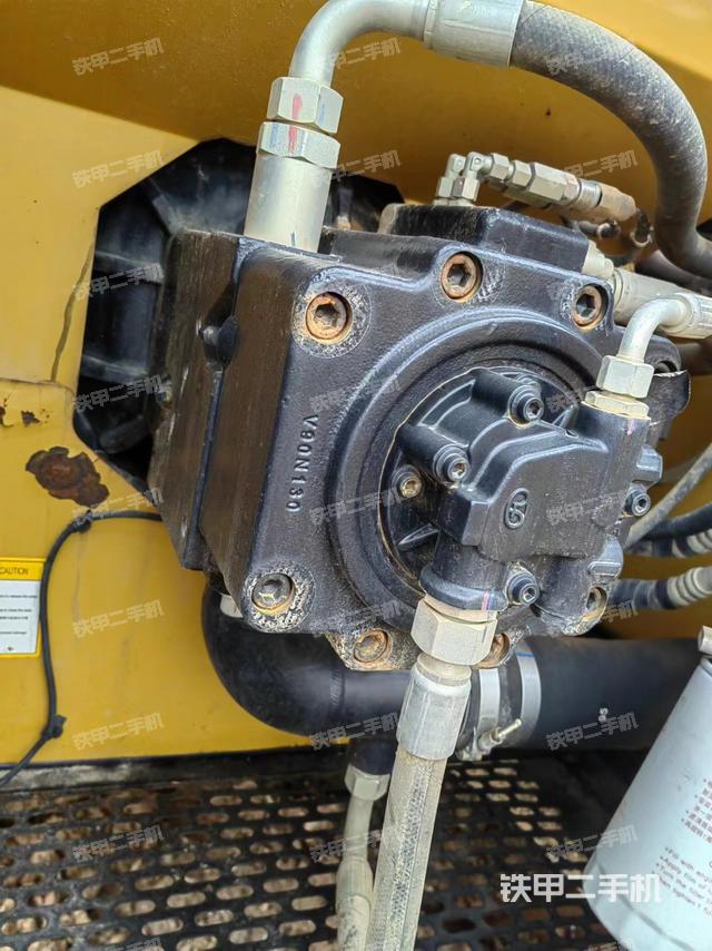 液压泵舱室正面整体（整机外观）