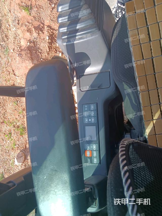 座椅左側(cè)控制臺(tái)/音響/含左手柄(駕駛室部分) 座椅左側(cè)控制臺(tái)/音響/含左手柄(駕駛室部分)