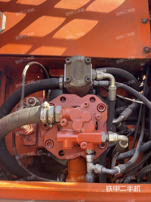 液压泵舱室正面整体（整机外观）