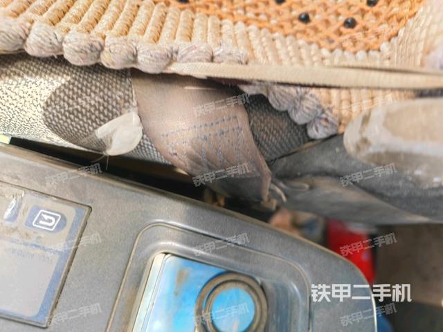 行走控制手柄和踏板?俯拍（駕駛室部分）