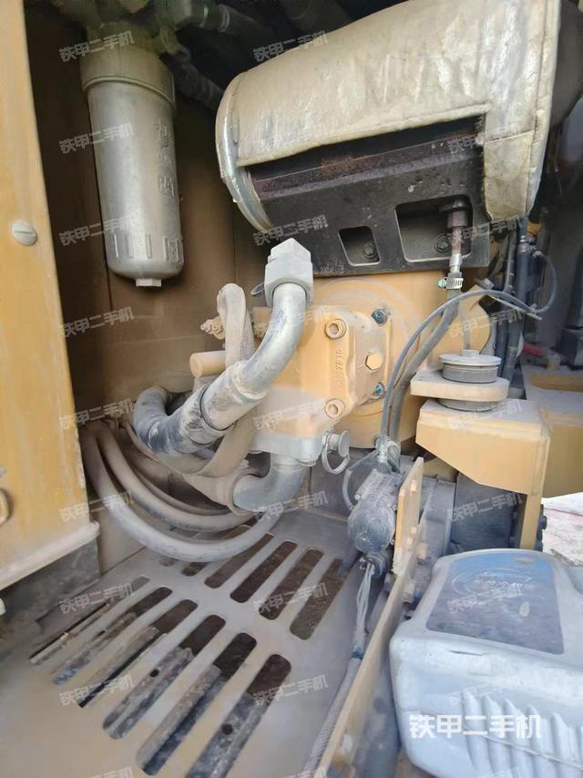 液压泵舱室正面整体（整机外观）