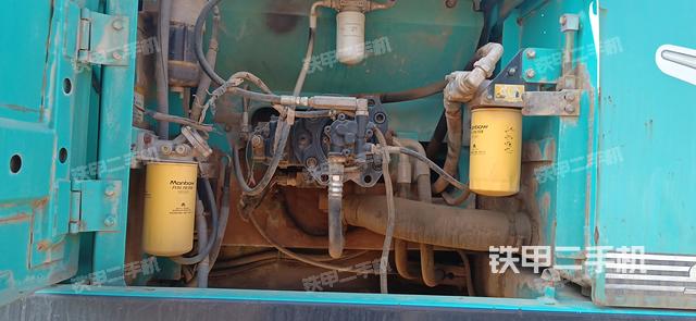 液压泵舱室正面整体（整机外观）