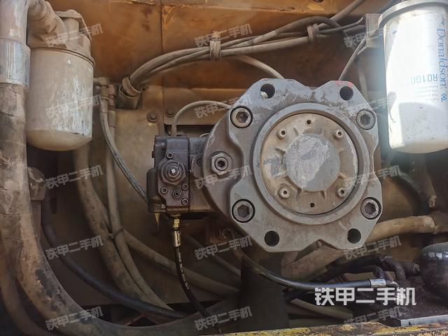 液压泵舱室正面整体（整机外观）