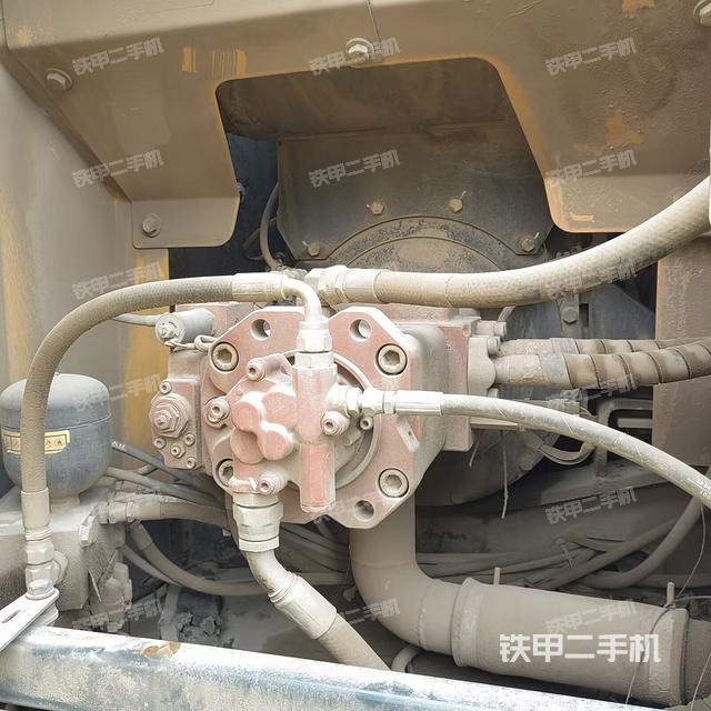 液压泵舱室正面整体（整机外观）