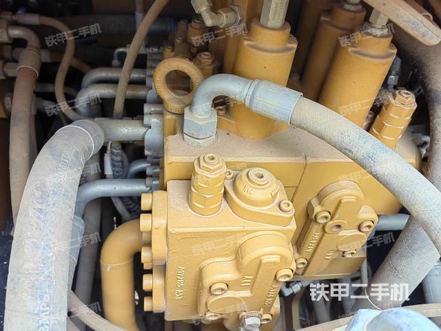 回转马达和主控阀（整机外观）