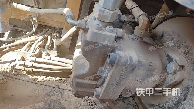 液压泵舱室正面整体（整机外观）