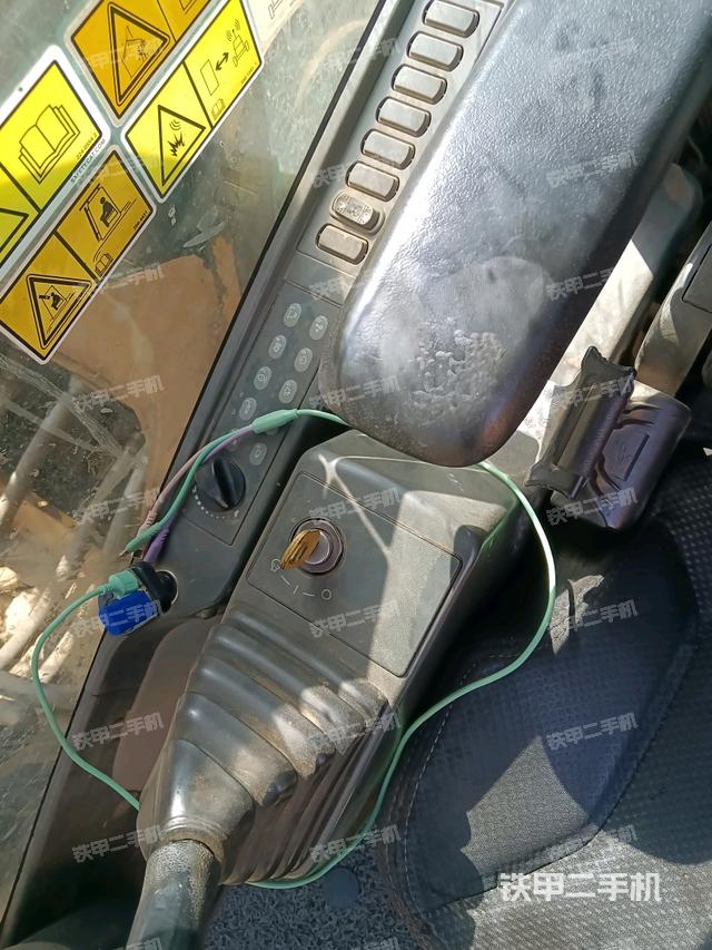 座椅右侧控制台/钥匙门/油门/含右手柄（驾驶室部分）