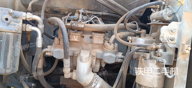 液压泵舱室正面整体（整机外观）