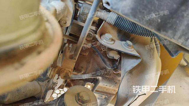 液压泵舱室正面整体（整机外观）