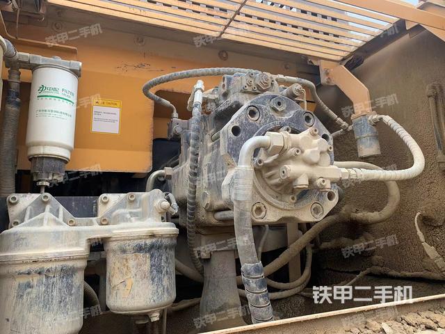 液压泵舱室正面整体（整机外观）