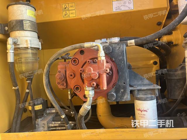 液压泵舱室正面整体（整机外观）