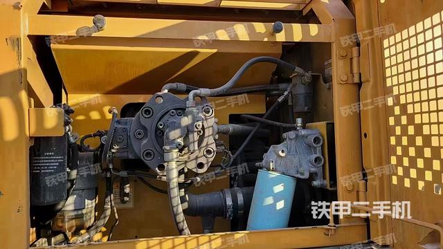 液压泵舱室正面整体（整机外观）