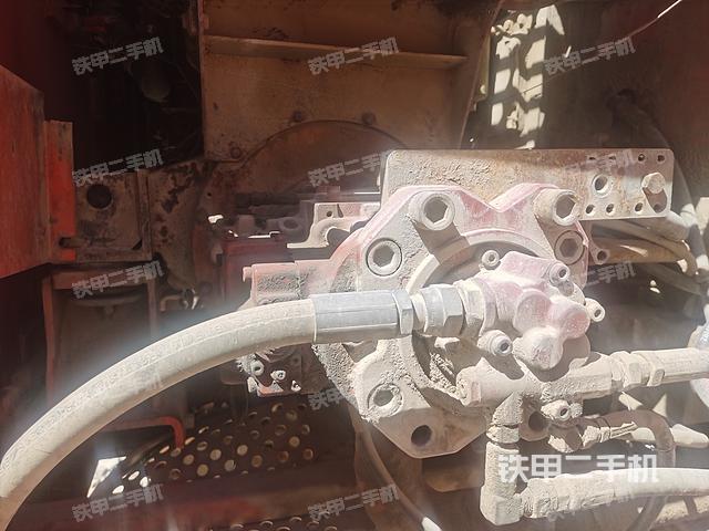 液压泵舱室正面整体（整机外观）