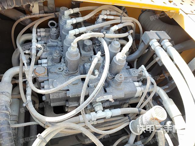 回转马达和主控阀（整机外观）